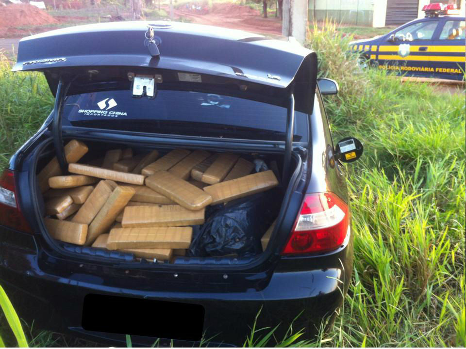 Preso homem que transportava 245 quilos de maconha no porta-malas do carro