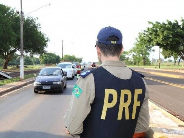 Concurso para PRF abre inscrições na segunda com salários de R$ 9,4 mil Policial durante patrulhamento em uma das rodovias federais do Estado (Foto: Arquivo/Campo Grande News)