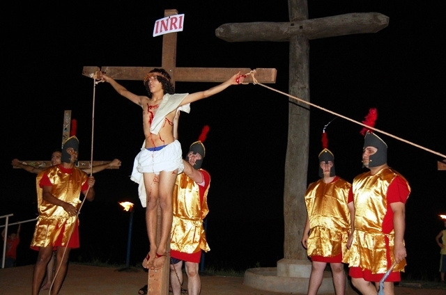 Durante a Quaresma e a Páscoa, é período de reflexão sobre a morte e ressurreição do Cristo. Na foto, momento da 'crucificação de Jesus' durante encenação no ano de 2011. Foto: Moreira Produções.