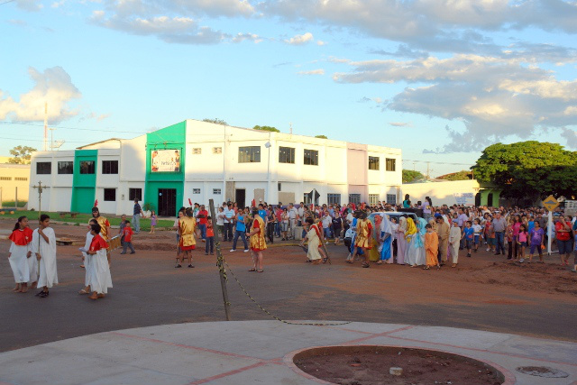 Procissão da Via Sacra encenada por jovens da comunidade católica de Amambai no ano de 2011. Foto: Moreira Produções.