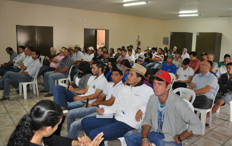 Autoridades, produtores rurais e estudantes da escola agrotécnica Lino do Amaral Cardinal participaram da apresentação de resultados da Coopersa / Foto: Assessoria