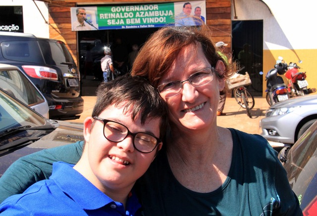 Amambai tem garantia de 135 casas populares Dona Olga e o filho Lucas depois da assinatura para construção das casas do Lote Urbanizado.
