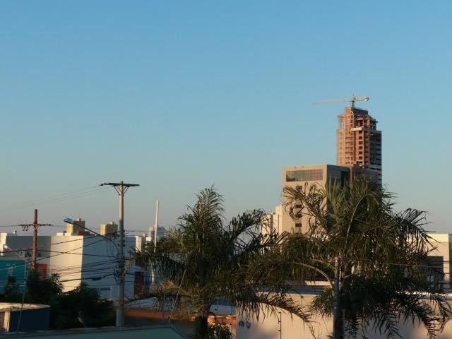 Em Campo Grande o dia amanheceu com céu aberto e a máxima será de 32°C. (Foto: Henrique Kawaminami)