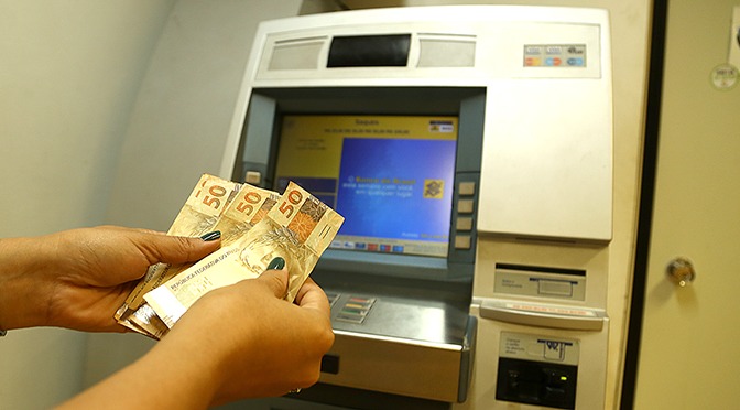 Pagamento de servidores que ganham até R$ 2 mil está disponível para saque Foto: Edemir Rodrigues