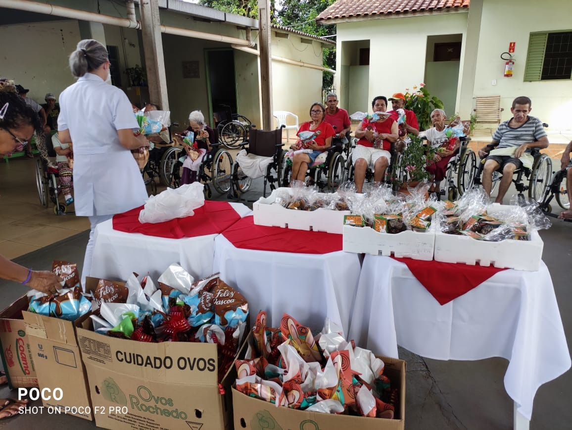 Momento da entrega dos presentes de Páscoa aos residentes do Lar do Idoso / Foto: Moreira Produções