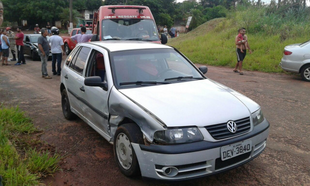 A colisão deixou os veículos avariados / Foto: Corpo de Bombeiros de Amambai 