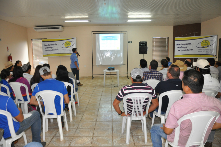 O engenheiro agrônomo da Coopersa, Felipe Corsini, repassou diversas informações técnicas aos produtores rurais / Foto: Assessoria
