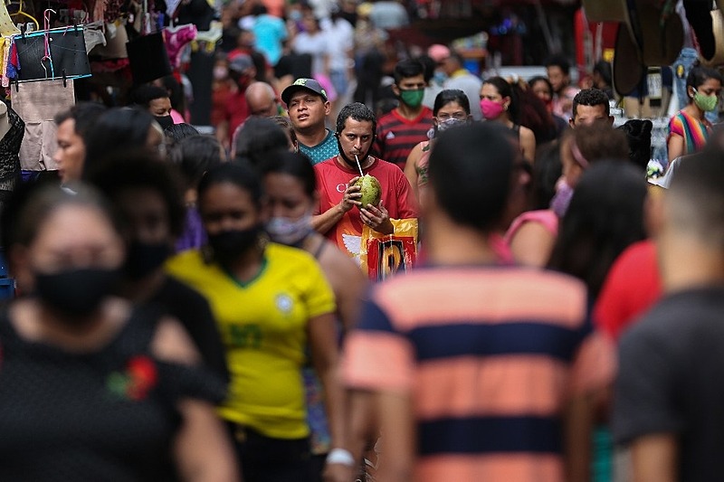 Brasil volta a registrar quase 50 mil novos casos da Covid-19 em 24 horas Movimento no centro de Manaus (AM) em 25 de setembro; Brasil registra índices de isolamento abaixo de 50% desde maio. - Michel Dantas/ AFP