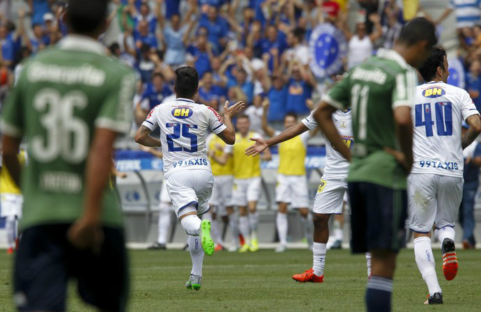Willian comanda vitória do Cruzeiro e freia reação do Flu no Mineirão Willian comandou o Cruzeiro no Mineirão. Atacante tem nove gols em oito jogos (Foto: Washington Alves/Light Press)