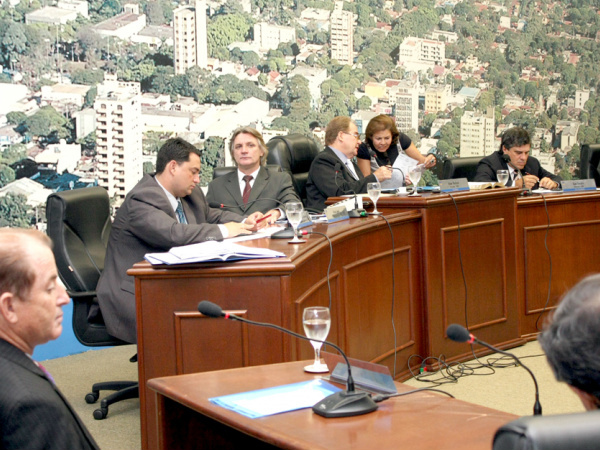 Com dois votos contrários,vereadores de Dourados aprovam aumento salarial de 63%