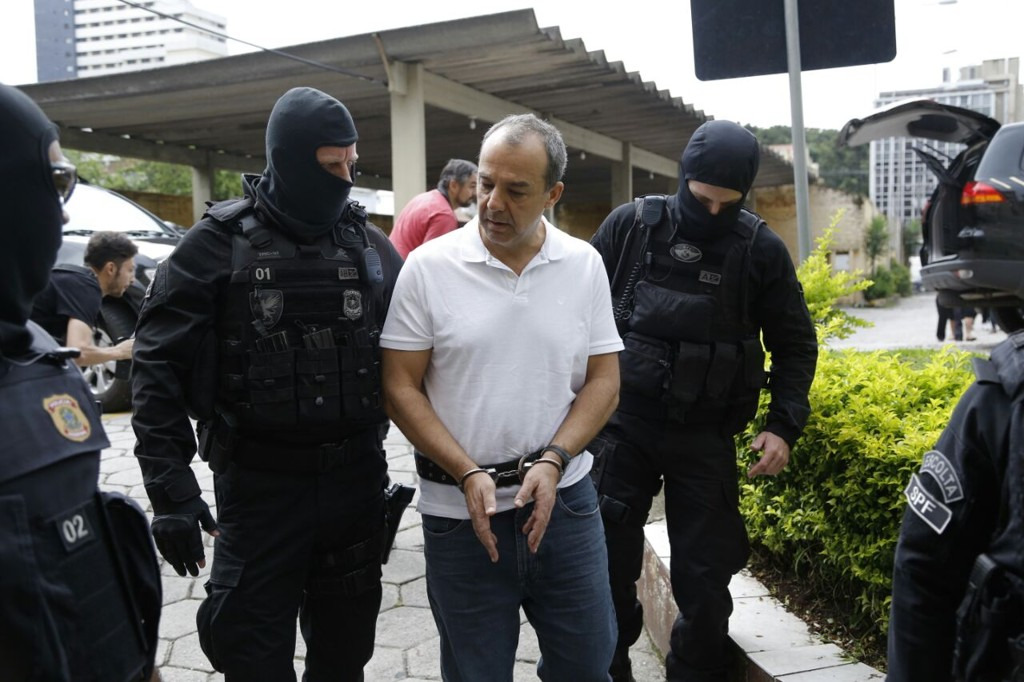 PF diz que uso de algemas em Cabral foi necessário para garantir “segurança” O ex-governador Sérgio Cabral, no Instituto Médico Legal do Paraná / Foto: AGB / Geraldo Bubniak