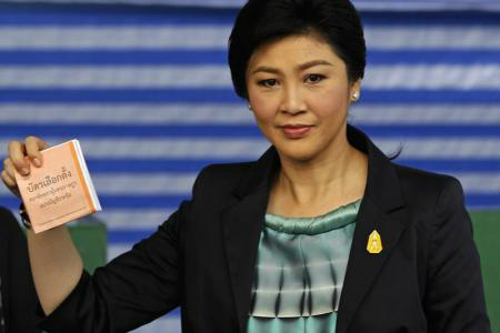 Eleição na Tailândia é pacífica, mas crise política permanece A primeira-ministra da Tailândia, Yingluck Shinawatra, mostra sua cédula antes de registrar seu voto em uma urna neste domingo, em Bangcoc.