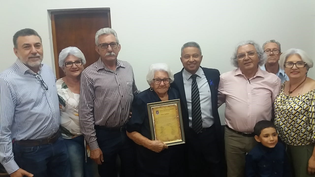 Aos 94 anos, dona Élida Vieira Mariano é homenageada pela Câmara de Amambai Fotos: Assessoria vereador Darci
