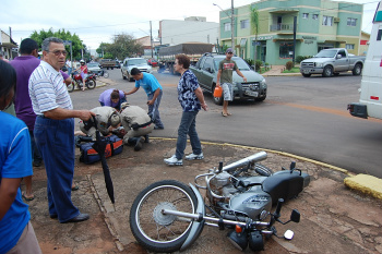 Acidente causa ferimento em mulher O choque da moto com a picape provocou ferimento grave na motoqueiraFoto: Moreira Produções