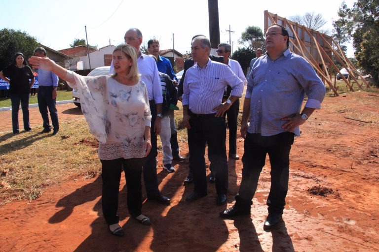 Amambai tem garantia de 135 casas populares Reinaldo e comitiva visitaram área onde serão construídas 39 moradias.