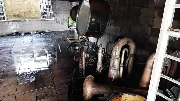 Incêndio em paróquia de MS acontece em meio à 'guerra' entre fiéis e igreja Sala incendiada nas dependências da Paróquia (Divulgação)