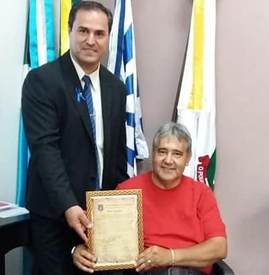 Unificam recebe homenagem do poder legislativo de Amambai A Moção Legislativa foi entregue pelo vereador Geverson ao presidente da Unificam, Daniel Riquelme / Foto: Moreira Produções