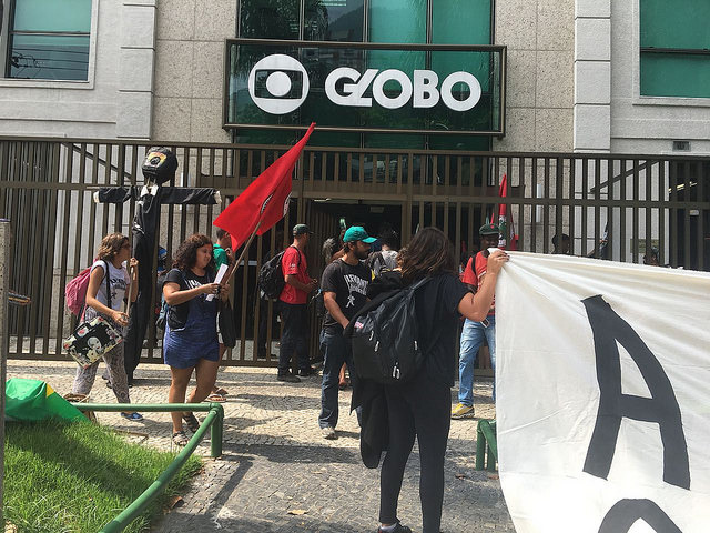 Na ocupação cartazes nomeiam a Rede Globo de Tribunal Federal da Injustiça e denunciam as investigações que a corporação carrega. / Foto: Levante Popular da Juventude