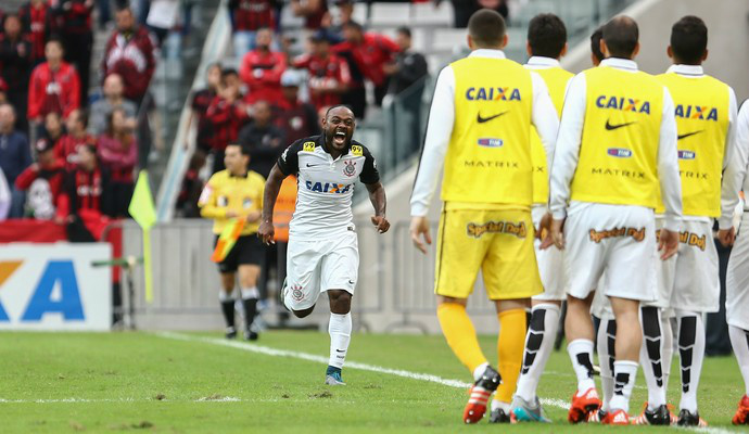 Corinthians goleia Atlético-PR e aumenta distância para o Atlético-MG Vagner Love marcou dois dos quatro gols do Timão contra o Furacão (Foto: Ag. Estado)