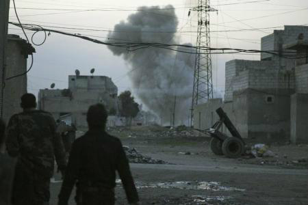 Forças sírias matam 83 com "bombas de barris" em Aleppo, dizem ativistas Rebeldes observam fumaça subindo na cidade de Aleppo, na Síria. Helicópteros militares da Síria jogaram mais