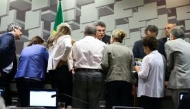 Base e oposição fecham acordo para votar reforma trabalhista no dia 28 Senadores da base e da oposição fecham acordo com o líder do governo, Romero Jucá, para votar a reforma trabalhista (Marcelo Camargo/Agência Brasil)