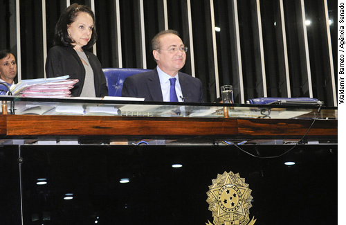 Dilma recebe relatório da CPMI da Violência Contra a Mulher no Congresso Dilma recebe relatório da CPMI da Violência Contra a Mulher no Congresso
