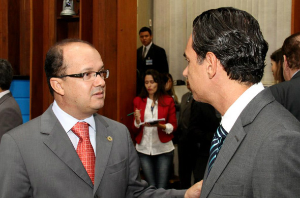 Deputado Barbosinha discute projeto de sua autoria com o deputado Marquinhos Trad / Foto: Divulgação