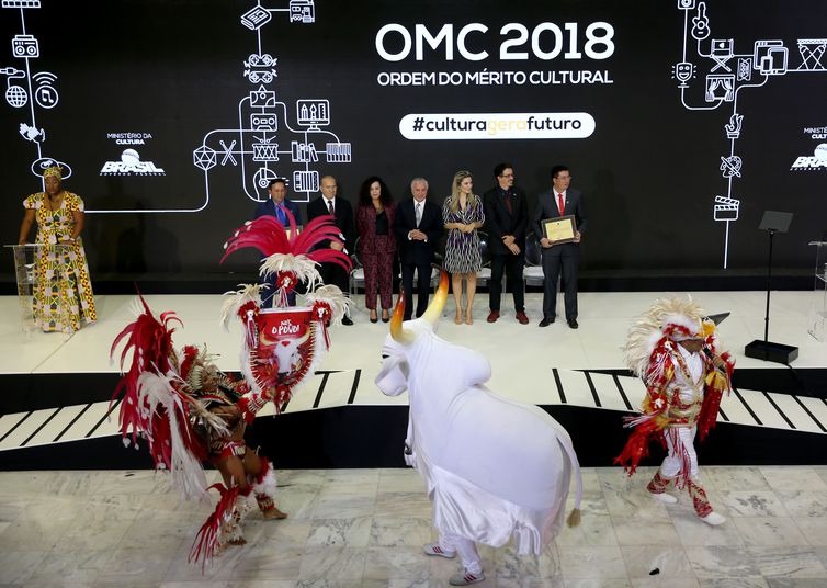 O presidente Michel Temer entrega medalha da Ordem do Mérito Cultural. Durante a cerimônia, os Bois-Bumbás Caprichoso e Garantido se apresentaram e receberam o certificado de Patrimônio Cultural Brasileiro. - Wilson Dias/Agência Brasil