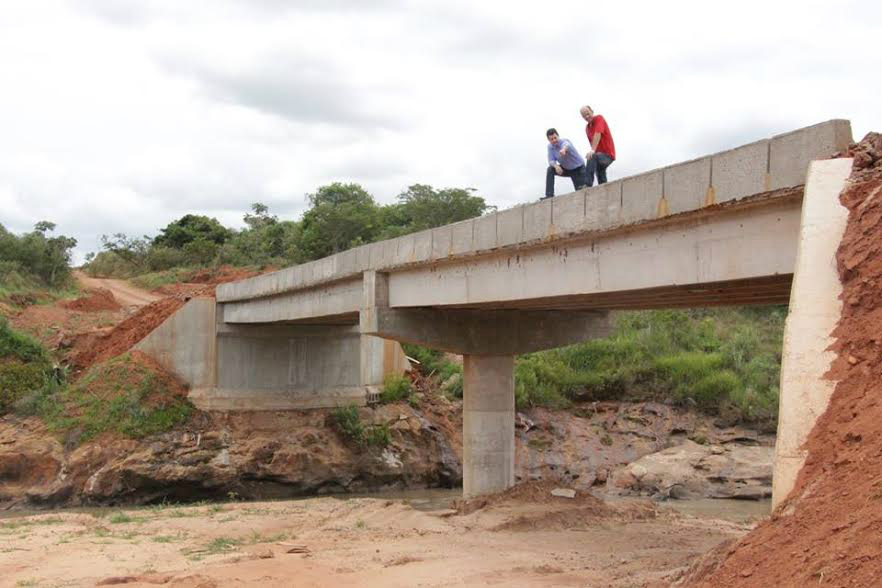 Renato Câmara entrega veículo e vistoria obra em Amambai Deputado Renato Câmara entregou emenda à Secretaria de Saúde de Amambai e vistoriou obra de ponte em agenda ao município.Foto: Divulgação