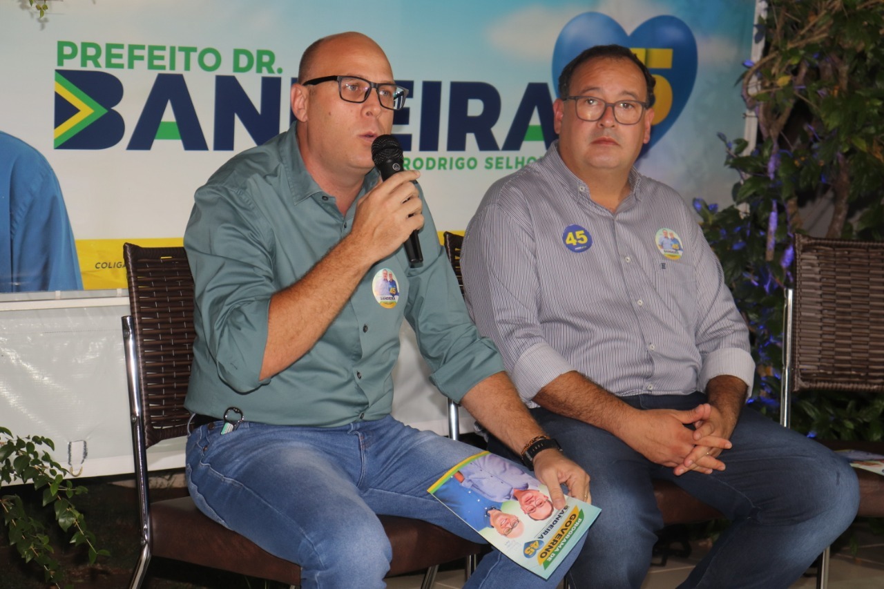 Com 61,32% Dr. Bandeira é reeleito prefeito de Amambai Dr. Bandeira e Rodrigo conquistaram 61,32% dos votos / Foto: Moreira Produções
