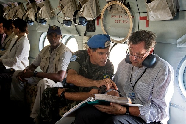 Relatório sugere medidas para reduzir risco de morte de soldados de paz General Santos Cruz a caminho de Gonaives, Haiti. Foto ONU: Marco Dormino.