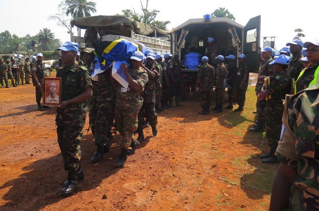 Relatório sugere medidas para reduzir risco de morte de soldados de paz Cerimônia presta tributo aos boinas-azuis mortos em ataque deste mês. Foto: MONUSCO/Alain Coulibaly