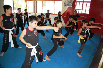 Escola Dragões de Fogo realiza curso de Defesa Pessoal para crianças Crianças em aula de artes marciais na Escola Dragões de Fogo.