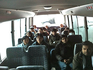 Um dos ônibus do comboio transporta brasileiros para Saitama
