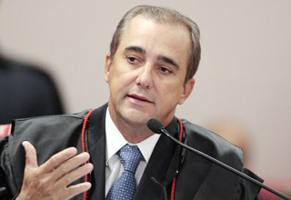 Ministro suspende propaganda da Petrobras com suposta finalidade eleitoral Ministro suspende propaganda da Petrobras com suposta finalidade eleitoral
