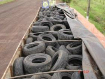 Caminhão transportava dois mil pneus usados. Foto: Divulgação