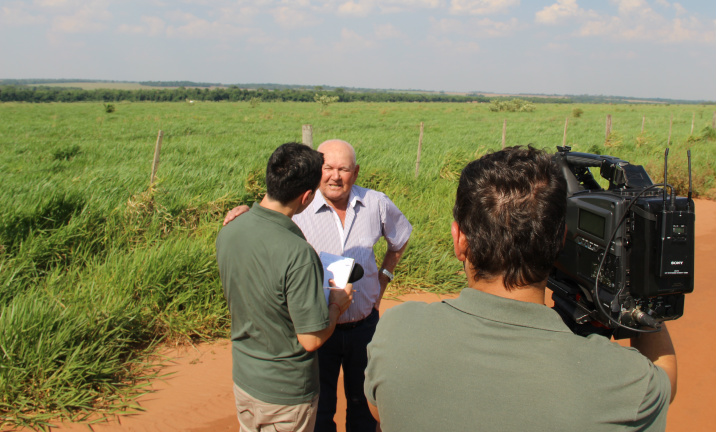 Equipe do Canal Rural grava reportagem em Amambai Produtor rural Firmino Escobar durante entrevista para o projeto Soja Brasil, do Canal Rural.