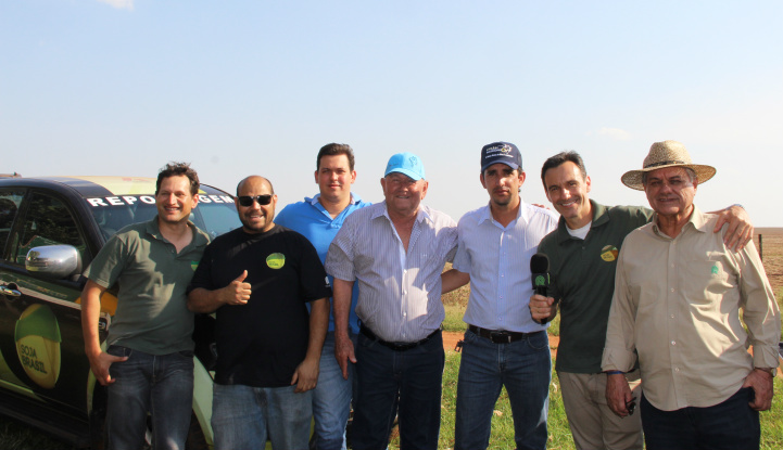 Equipe do Canal Rural grava reportagem em Amambai Produtores rurais de Amambai com a equipe de reportagem do Canal Rural.