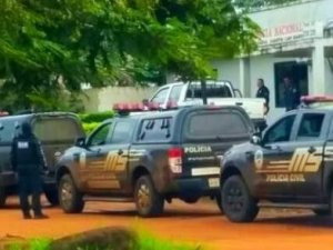 Viaturas da Polícia Civil sul-mato-grossense na manhã de hoje em Capitán Bado (Foto: Capitanbado.com)