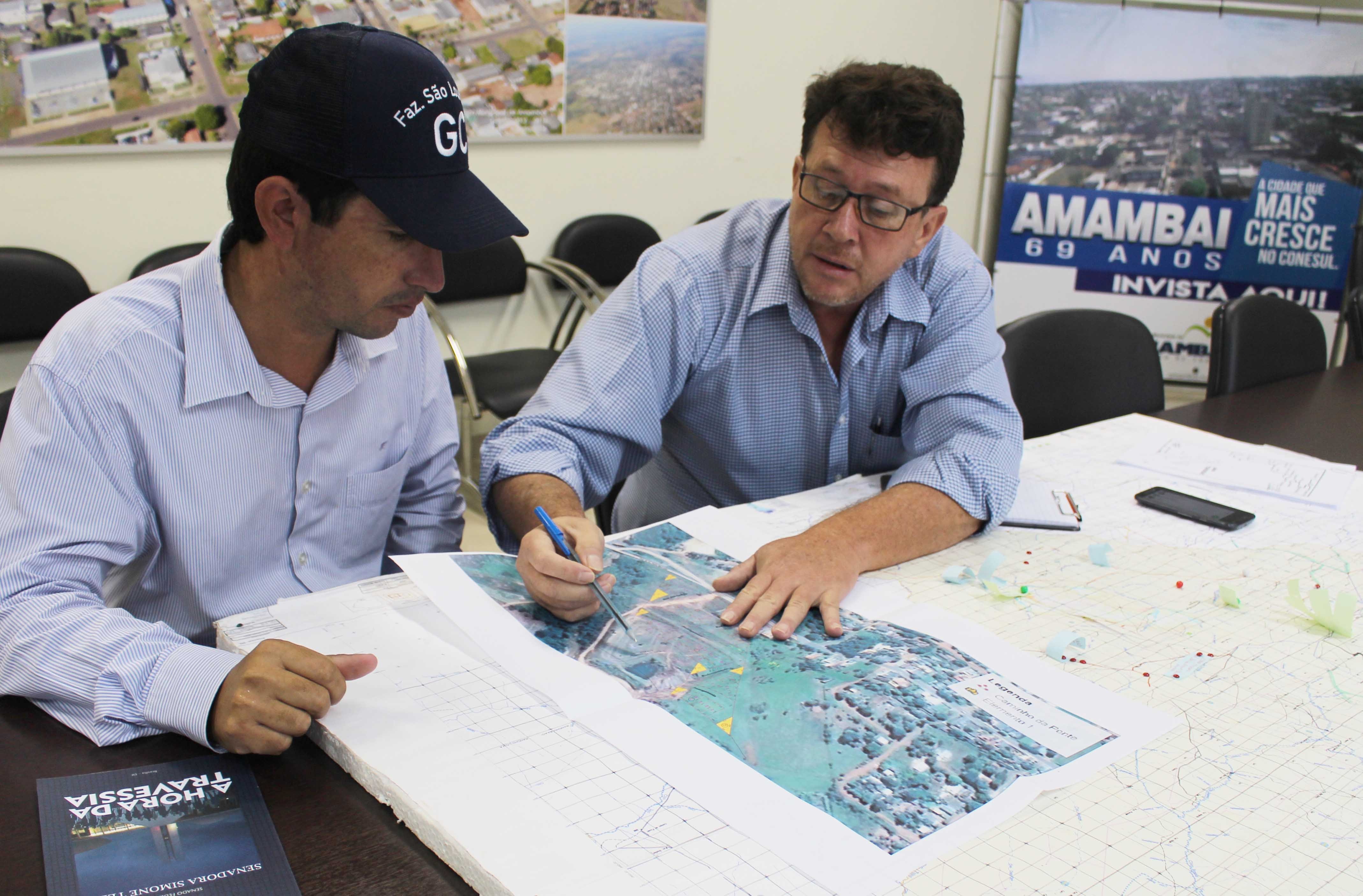 Sindicato Rural de Amambai cobra manutenção em estradas e pontes da região Ronan Nunes e o secretário de Obras, Eder Espíndola / Foto: Assessoria