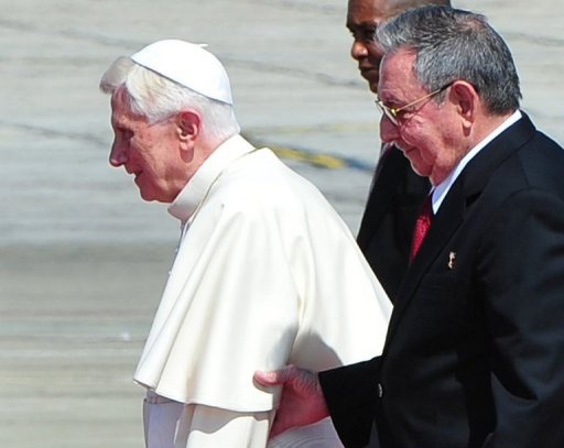 O líder cubano recebeu Bento XVI ao sair do papamóvel, por volta das 17H30 local (AFP, Alberto Pizzoli)