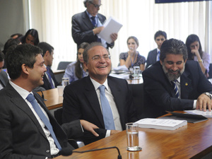 Os senadores Lindbergh Farias (PT-RJ), Renan Calheiros (PMDB-AL) e Valdir Raupp (PMDB-RO), na Comissão.