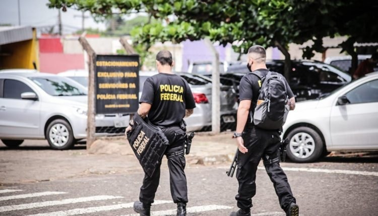 Preso por porte ilegal, Trutis terá armas investigadas sobre suposto atentado Policiais federais chegam na sede da PF nesta quinta-feira (12). (Foto: Henrique Arakaki/Jornal Midiamax).