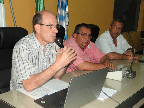 Vereador Brito destaca conquistas dos funcionários da prefeitura de Amambai E/D- Prefeito Sérgio Barbosa e os vereadores Valter Brito e Carlinhos, anunciando o repasse de 4,01% no salário dos professores da Reme / Foto: Moreira Produções