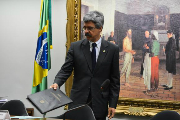 Relatório final da CPI diz que Petrobras foi vítima de cartel de empreiteiras O relator da CPI da Petrobras, deputado Luiz Sergio, apresenta o texto final que deve ser votado na próxima quinta-feira (22)Foto: Valter Campanato/Agência Brasil