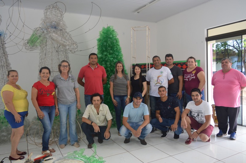 Decoração da praça Cel. Valêncio de Brum para o Natal já está sendo preparada Equipe que está realizando a confecção das peças de decoração natalina / Foto: Moreira Produções