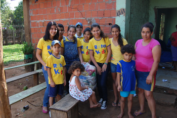 Crianças e adolescentes do Rotary Kids são exemplo em Amambai Um dos projetos realizado pelas crianças é a doação de cestas básicas à famílias que precisam; Maria Cícera e sua família foram contempladas com uma.