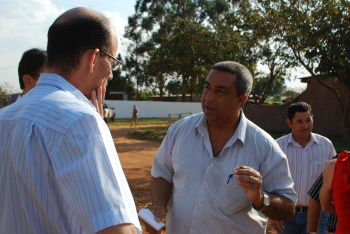 Carlinhos quer entrega de medicamentos nas casas e destaca administração Vereador Carlinhos e o prefeito Sérgio Barbosa durante a realização do programa