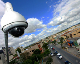 Multas por videomonitoramento valem a partir desta segunda-feira, (3) Utilizadas há dois anos pelo DER no monitoramento da fluidez do trânsito e da ocorrência de acidentes, as câmeras já captavam vários motoristas cometendo infrações