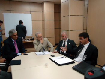 Prefeito Dirceu Lanzarini durante reunião com secretário do MEC, senador Delcídio e deputado Biffi.